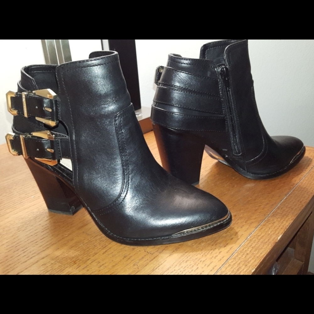 Black w/ gold trim Gianni Bini booties